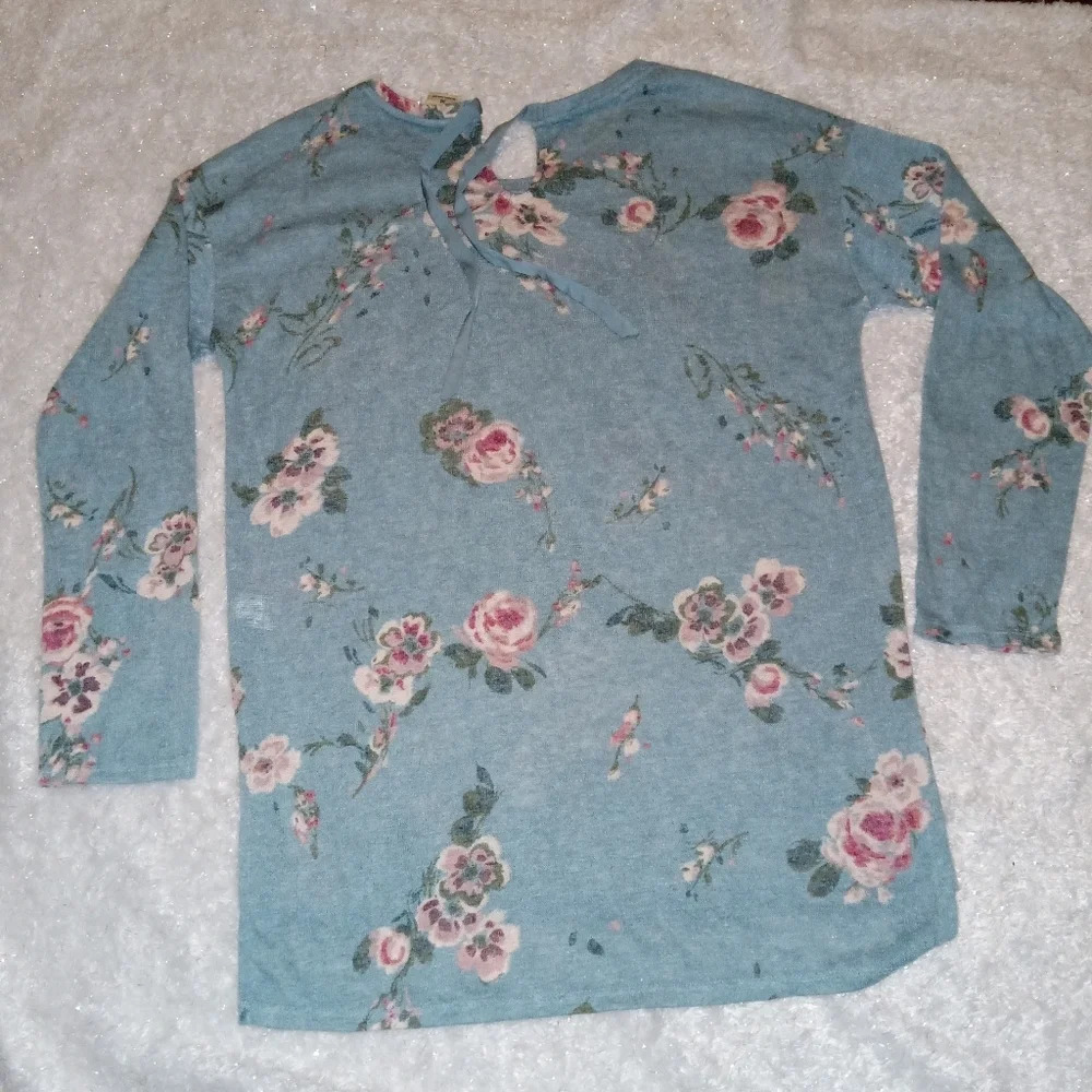 5 for $10 Disney Longsleeve "All The Flowers Sleep in Winter" Tunic - Picture 4 of 6